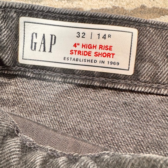 GAP Womens High Rise Stride Denim Shorts Washed Black Distressed Size 32 14R - Picture 4 of 7